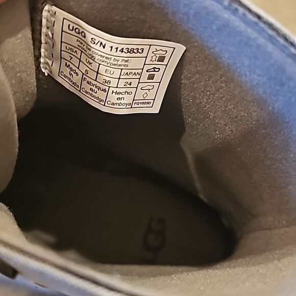 The UGG Lug sneakers boots size 7 NWOT moss green - Picture 9 of 11